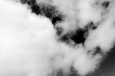 Gökyüzündeki bulutlar siyah ve beyaz bulutlar gökyüzünde siyah ve beyaz. Siyah arkaplanda bulutlar