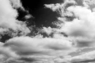 Gökyüzündeki bulutlar siyah ve beyaz bulutlar gökyüzünde siyah ve beyaz. Siyah arkaplanda bulutlar