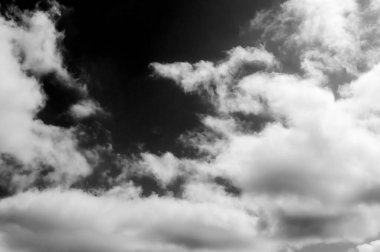 Gökyüzündeki bulutlar siyah ve beyaz bulutlar gökyüzünde siyah ve beyaz. Siyah arkaplanda bulutlar