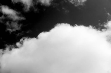 Gökyüzündeki bulutlar siyah ve beyaz bulutlar gökyüzünde siyah ve beyaz. Siyah arkaplanda bulutlar