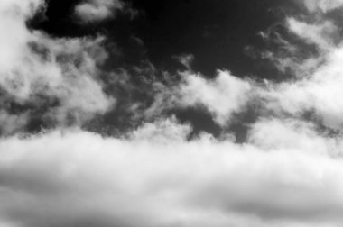 Gökyüzündeki bulutlar siyah ve beyaz bulutlar gökyüzünde siyah ve beyaz. Siyah arkaplanda bulutlar