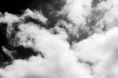 Gökyüzündeki bulutlar siyah ve beyaz bulutlar gökyüzünde siyah ve beyaz. Siyah arkaplanda bulutlar