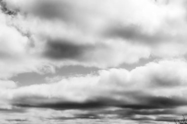 Gökyüzündeki bulutlar siyah ve beyaz bulutlar gökyüzünde siyah ve beyaz. Siyah arkaplanda bulutlar