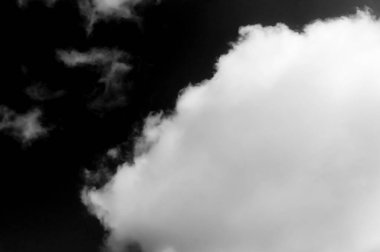 Gökyüzündeki bulutlar siyah ve beyaz bulutlar gökyüzünde siyah ve beyaz. Siyah arkaplanda bulutlar