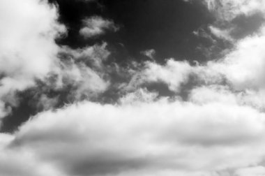 Gökyüzündeki bulutlar siyah ve beyaz bulutlar gökyüzünde siyah ve beyaz. Siyah arkaplanda bulutlar