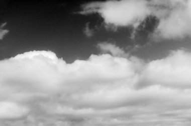 Gökyüzündeki bulutlar siyah ve beyaz bulutlar gökyüzünde siyah ve beyaz. Siyah arkaplanda bulutlar