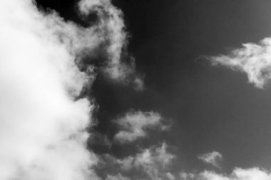 Gökyüzündeki bulutlar siyah ve beyaz bulutlar gökyüzünde siyah ve beyaz. Siyah arkaplanda bulutlar