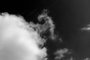 Gökyüzündeki bulutlar siyah ve beyaz bulutlar gökyüzünde siyah ve beyaz. Siyah arkaplanda bulutlar