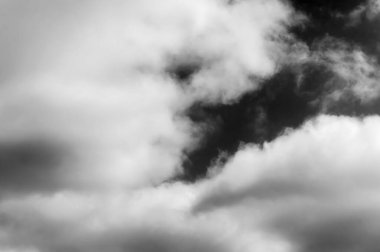 Gökyüzündeki bulutlar siyah ve beyaz bulutlar gökyüzünde siyah ve beyaz. Siyah arkaplanda bulutlar