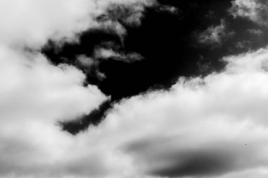 Gökyüzündeki bulutlar siyah ve beyaz bulutlar gökyüzünde siyah ve beyaz. Siyah arkaplanda bulutlar