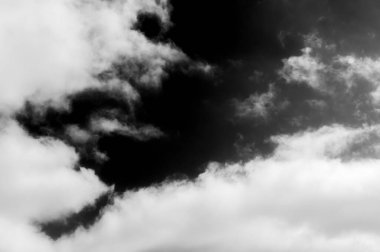 Gökyüzündeki bulutlar siyah ve beyaz bulutlar gökyüzünde siyah ve beyaz. Siyah arkaplanda bulutlar