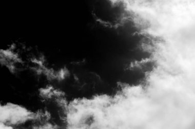 Gökyüzündeki bulutlar siyah ve beyaz bulutlar gökyüzünde siyah ve beyaz. Siyah arkaplanda bulutlar