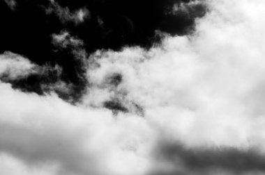 Gökyüzündeki bulutlar siyah ve beyaz bulutlar gökyüzünde siyah ve beyaz. Siyah arkaplanda bulutlar