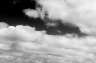 Gökyüzündeki bulutlar siyah ve beyaz bulutlar gökyüzünde siyah ve beyaz. Siyah arkaplanda bulutlar