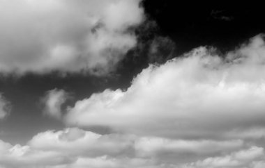 Gökyüzündeki bulutlar siyah ve beyaz bulutlar gökyüzünde siyah ve beyaz. Siyah arkaplanda bulutlar