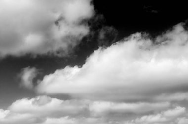 Gökyüzündeki bulutlar siyah ve beyaz bulutlar gökyüzünde siyah ve beyaz. Siyah arkaplanda bulutlar