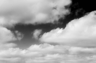 Gökyüzündeki bulutlar siyah ve beyaz bulutlar gökyüzünde siyah ve beyaz. Siyah arkaplanda bulutlar