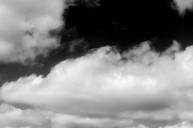 Gökyüzündeki bulutlar siyah ve beyaz bulutlar gökyüzünde siyah ve beyaz. Siyah arkaplanda bulutlar