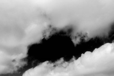 Gökyüzündeki bulutlar siyah ve beyaz bulutlar gökyüzünde siyah ve beyaz. Siyah arkaplanda bulutlar