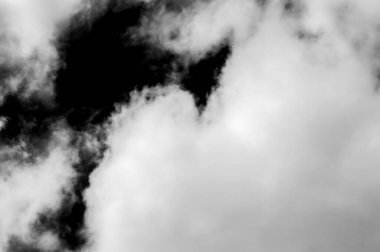 Gökyüzündeki bulutlar siyah ve beyaz bulutlar gökyüzünde siyah ve beyaz. Siyah arkaplanda bulutlar