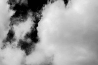 Gökyüzündeki bulutlar siyah ve beyaz bulutlar gökyüzünde siyah ve beyaz. Siyah arkaplanda bulutlar