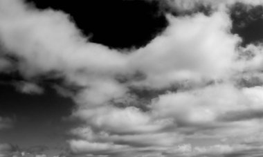 Gökyüzündeki bulutlar siyah ve beyaz bulutlar gökyüzünde siyah ve beyaz. Siyah arkaplanda bulutlar