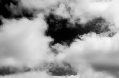 Gökyüzündeki bulutlar siyah ve beyaz bulutlar gökyüzünde siyah ve beyaz. Siyah arkaplanda bulutlar