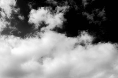 Gökyüzündeki bulutlar siyah ve beyaz bulutlar gökyüzünde siyah ve beyaz. Siyah arkaplanda bulutlar