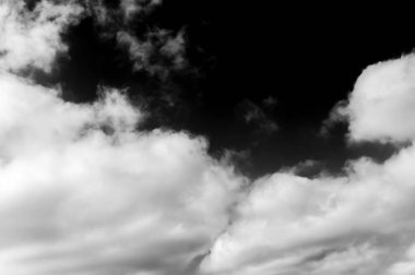 Gökyüzündeki bulutlar siyah ve beyaz bulutlar gökyüzünde siyah ve beyaz. Siyah arkaplanda bulutlar