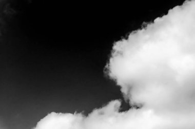 Gökyüzündeki bulutlar siyah ve beyaz bulutlar gökyüzünde siyah ve beyaz. Siyah arkaplanda bulutlar