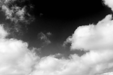 Gökyüzündeki bulutlar siyah ve beyaz bulutlar gökyüzünde siyah ve beyaz. Siyah arkaplanda bulutlar