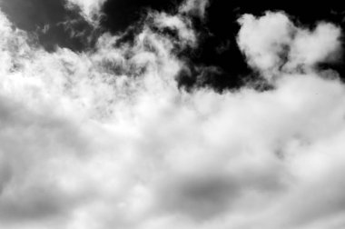 Gökyüzündeki bulutlar siyah ve beyaz bulutlar gökyüzünde siyah ve beyaz. Siyah arkaplanda bulutlar