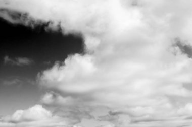 Gökyüzündeki bulutlar siyah ve beyaz bulutlar gökyüzünde siyah ve beyaz. Siyah arkaplanda bulutlar