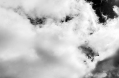 Gökyüzündeki bulutlar siyah ve beyaz bulutlar gökyüzünde siyah ve beyaz. Siyah arkaplanda bulutlar