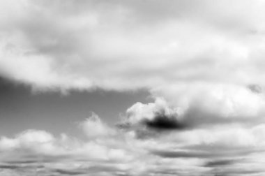 Gökyüzündeki bulutlar siyah ve beyaz bulutlar gökyüzünde siyah ve beyaz. Siyah arkaplanda bulutlar