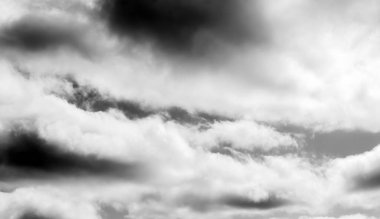 Gökyüzündeki bulutlar siyah ve beyaz bulutlar gökyüzünde siyah ve beyaz. Siyah arkaplanda bulutlar