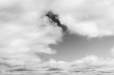 Gökyüzündeki bulutlar siyah ve beyaz bulutlar gökyüzünde siyah ve beyaz. Siyah arkaplanda bulutlar