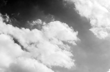 Gökyüzündeki bulutlar siyah ve beyaz bulutlar gökyüzünde siyah ve beyaz. Siyah arkaplanda bulutlar