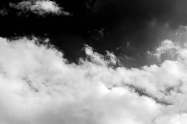 Gökyüzündeki bulutlar siyah ve beyaz bulutlar gökyüzünde siyah ve beyaz. Siyah arkaplanda bulutlar