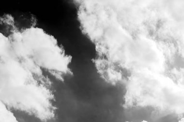 Gökyüzündeki bulutlar siyah ve beyaz bulutlar gökyüzünde siyah ve beyaz. Siyah arkaplanda bulutlar