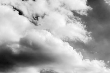 Gökyüzündeki bulutlar siyah ve beyaz bulutlar gökyüzünde siyah ve beyaz. Siyah arkaplanda bulutlar