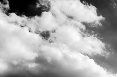 Gökyüzündeki bulutlar siyah ve beyaz bulutlar gökyüzünde siyah ve beyaz. Siyah arkaplanda bulutlar