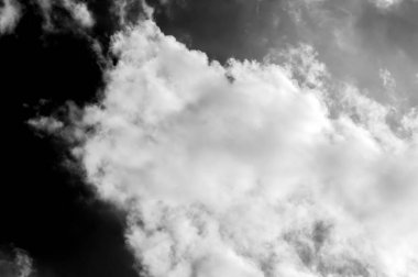 Gökyüzündeki bulutlar siyah ve beyaz bulutlar gökyüzünde siyah ve beyaz. Siyah arkaplanda bulutlar