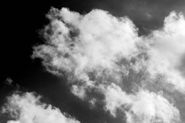 Gökyüzündeki bulutlar siyah ve beyaz bulutlar gökyüzünde siyah ve beyaz. Siyah arkaplanda bulutlar