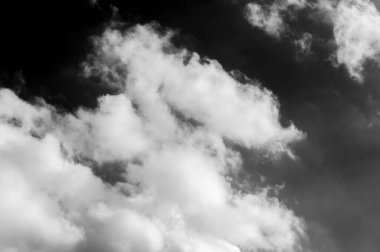 Gökyüzündeki bulutlar siyah ve beyaz bulutlar gökyüzünde siyah ve beyaz. Siyah arkaplanda bulutlar