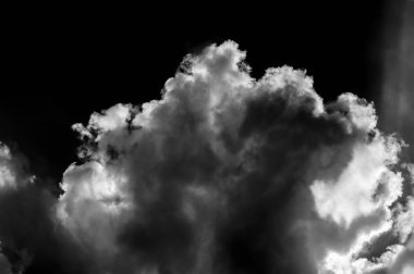 Gökyüzündeki bulutlar siyah ve beyaz bulutlar gökyüzünde siyah ve beyaz. Siyah arkaplanda bulutlar