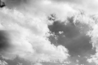 Gökyüzündeki bulutlar siyah ve beyaz bulutlar gökyüzünde siyah ve beyaz. Siyah arkaplanda bulutlar