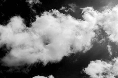 Gökyüzündeki bulutlar siyah ve beyaz bulutlar gökyüzünde siyah ve beyaz. Siyah arkaplanda bulutlar