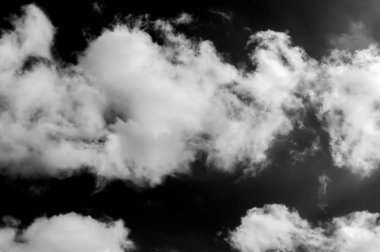 Gökyüzündeki bulutlar siyah ve beyaz bulutlar gökyüzünde siyah ve beyaz. Siyah arkaplanda bulutlar