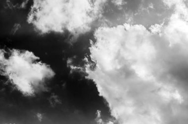 Gökyüzündeki bulutlar siyah ve beyaz bulutlar gökyüzünde siyah ve beyaz. Siyah arkaplanda bulutlar